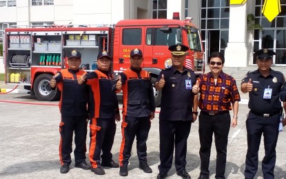<p><strong>P17-5-M FIRETRUCK.</strong>Mayor Evelio Leonardia (2nd from right); city fire marshal, Chief Inspector Publio Ploteña (3rd from right) and personnel of Bureau of Fire Protection pose near a newly-arrived Rosenbauer firetruck parked at the Bacolod City Government Center grounds on Monday afternoon (June 25, 2018).<em> (Photo by Nanette L. Guadalquiver/PNA)</em></p>